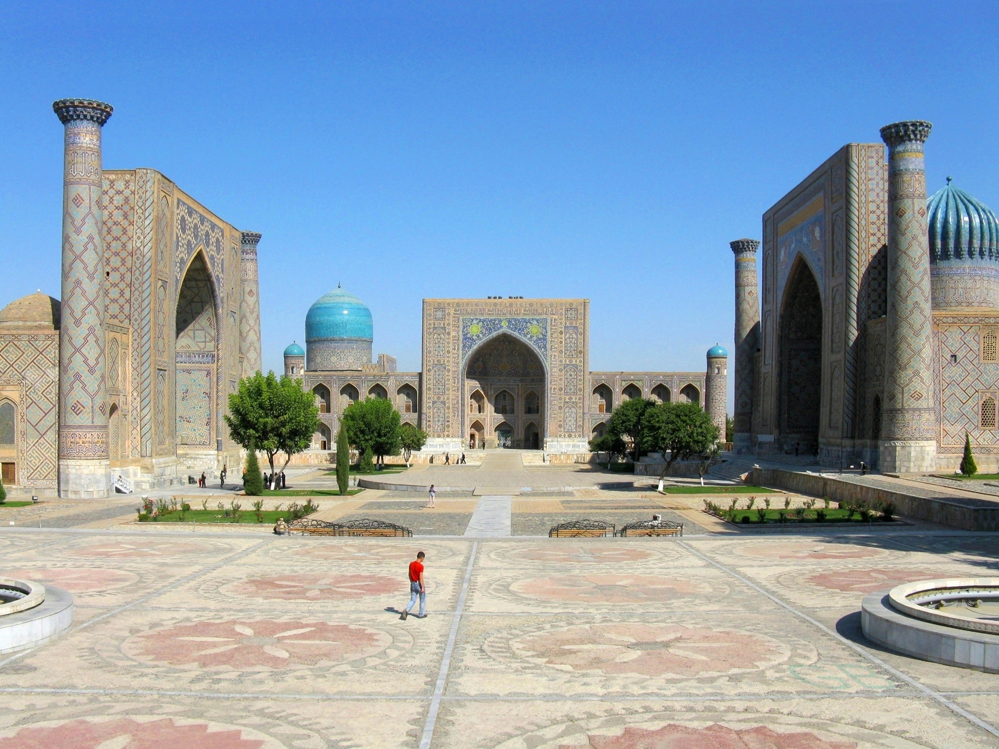Praça Registan em Samarcanda, com as três madraças sob céu azul